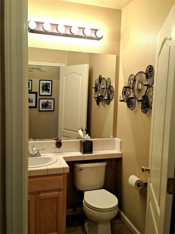 Kylpyhuoneen peili kokonaan seinästä peittoon