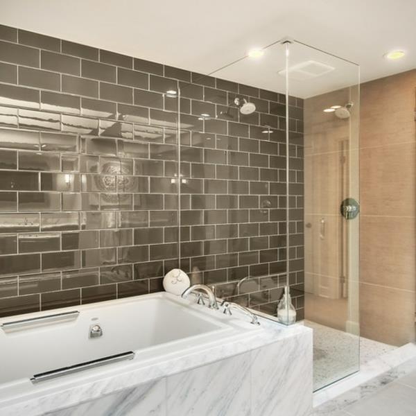 Kylpyhuoneen laatat metallisella ilmeellä, marmorinen kylpyhuone