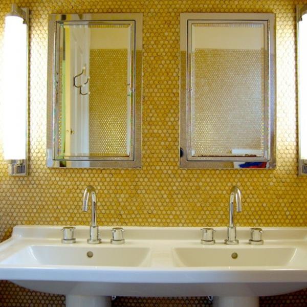 Kylpyhuoneen laatat, joissa metallinen ilme, keltainen kaakeloitu peili