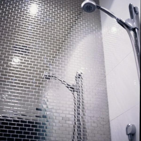Kylpyhuoneen laatat metallisella ilmeellä