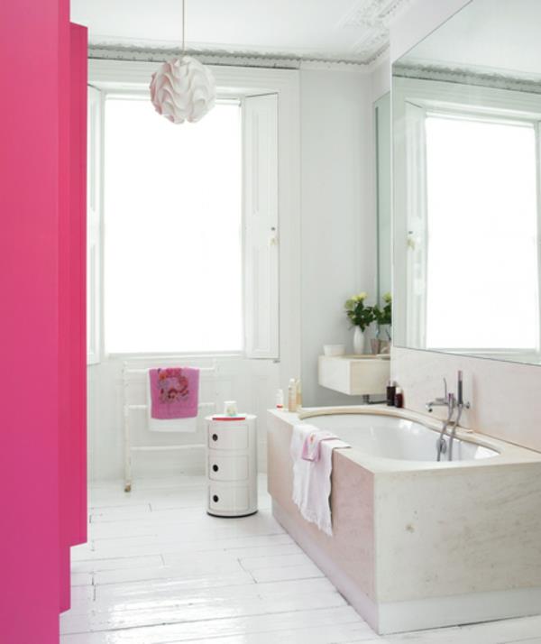 kylpyhuone vaaleanpunainen tekstiili riippuvalaisin suunnittelija valkoinen