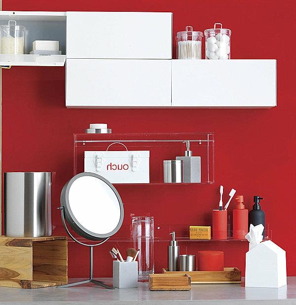 Kylpyhuoneen tarvikkeet ja kylpyhuonekalusteet punaisen seinän designlaatikot