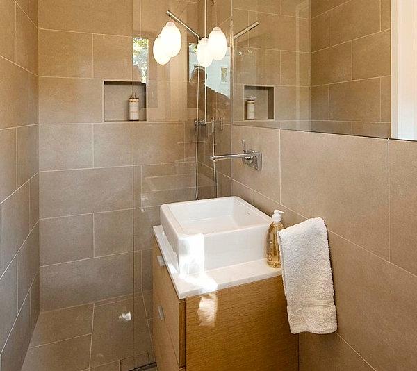 Kylpyhuoneen tarvikkeet ja kylpyhuonekalusteet seinälaatat selkeät linjat pesuallas