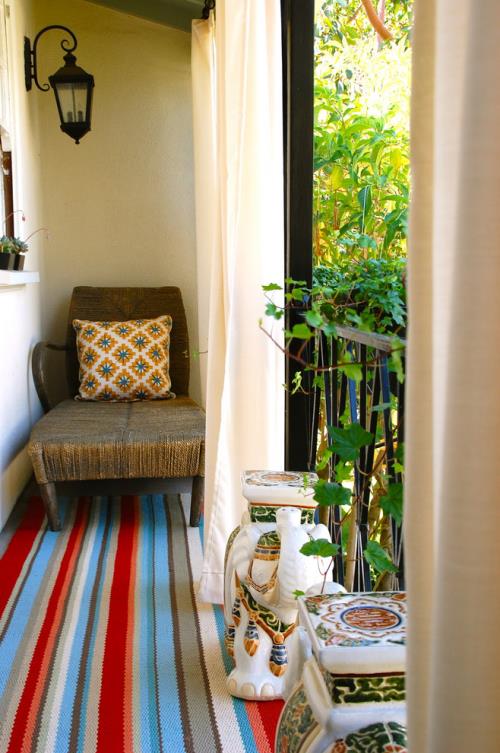 Parvekeideoita pieni parveke suunnittelu vanha nojatuolit värikäs matto