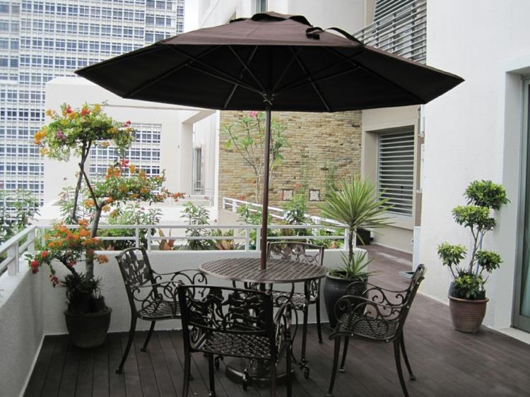 Tee parvekkeestasi kaunis parvekeideoita ruokapöydän tuoleja päivänvarjo