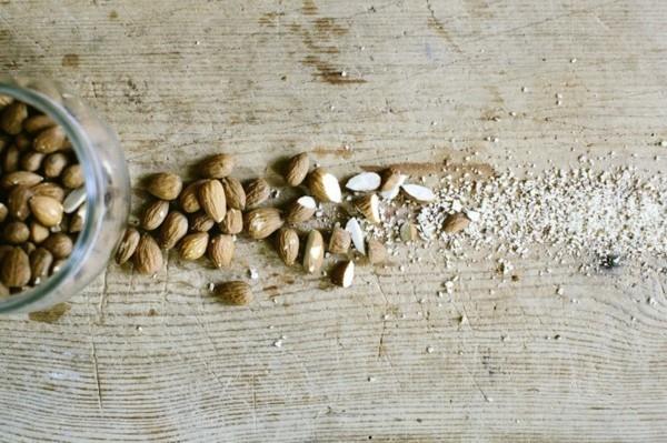 Kuitupitoiset elintarvikkeet mantelit pähkinät