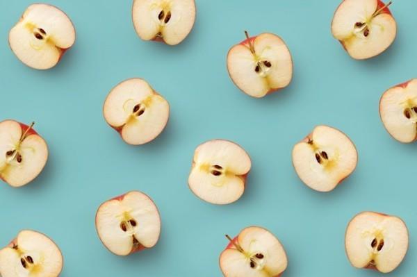 Kuitupitoiset elintarvikkeet omenat leikataan puoliksi