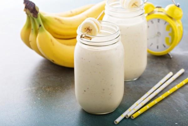 Banaani smoothiet maidolla lasissa terveelliseen aamiaiseen