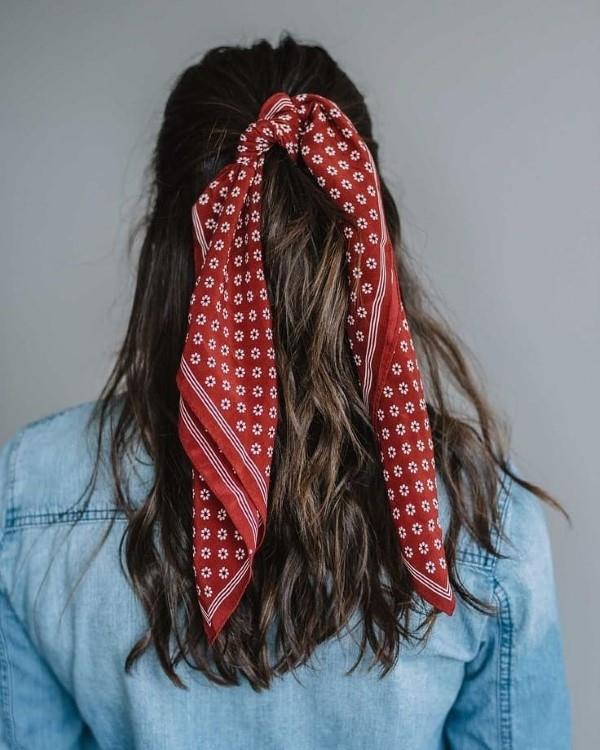 Bandana -kampaukset kesäksi - tyylikkäitä muotoiluideoita kaiken pituisille hiuksille poninhäntä punainen tilavuus