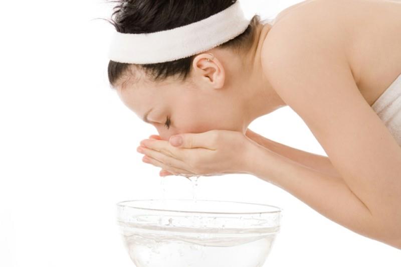 Alkalinen ihonhoito kasvojen hoito pese kasvot