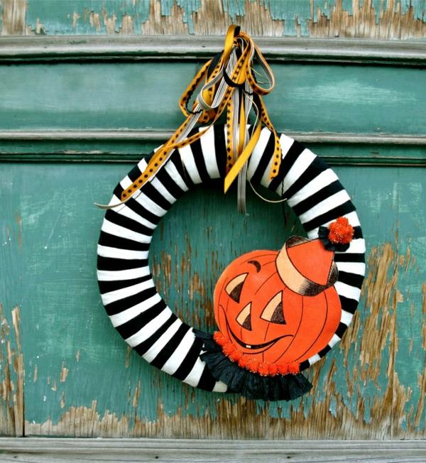 Käsityöideoita iloinen kurpitsa Halloween -oviseppeleen raidat mustavalkoisia