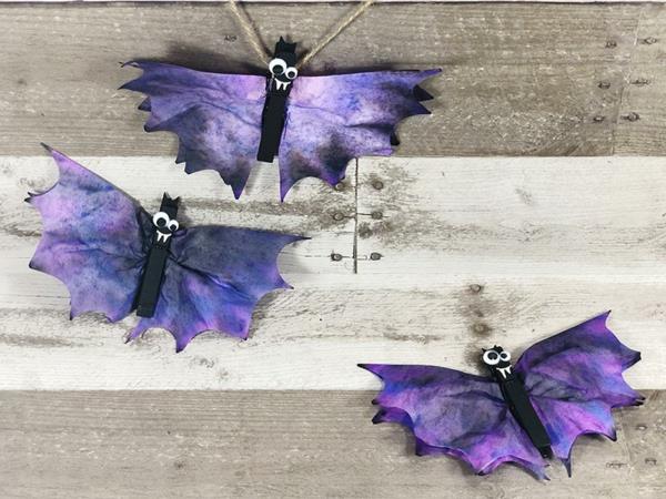 Askartelu kahvisuodattimilla violetteja perhosia