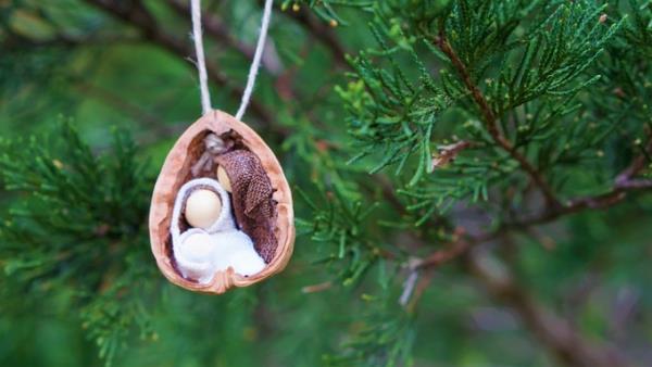 Käsityöt saksanpähkinöillä jouluna eikä vain - ideoita ja ohjeita Jeesuksen kulhon kohtaus