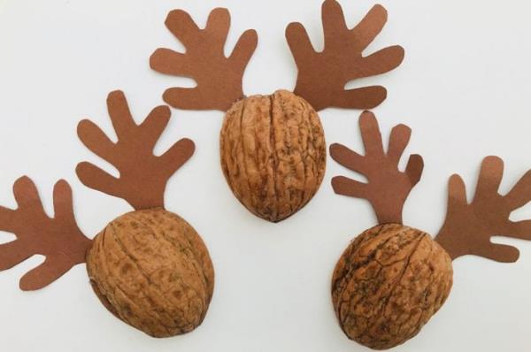 Käsityöt saksanpähkinöillä jouluna eikä vain - ideoita ja ohjeita porojen liimaamiseen
