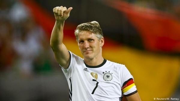 Bastian Schweinsteiger päättää uransa koskettavan viestin Twitterissä