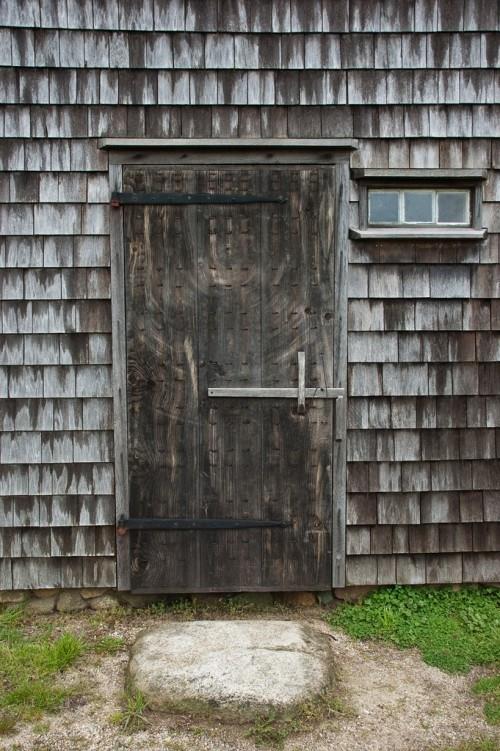Talonpoikaisen talon ovet harmaa puu maalaismainen muotoilu