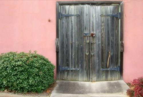Talonpoikaisen talon ovet massiivipuusta, vaaleanpunainen