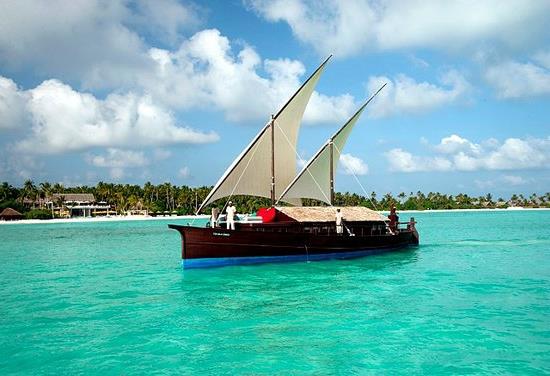 Rantalomakeskus Malediiveilla kirkkaan veden vene