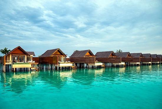Beach Resort Malediiveilla kirkas vesi paalu mökki taivas