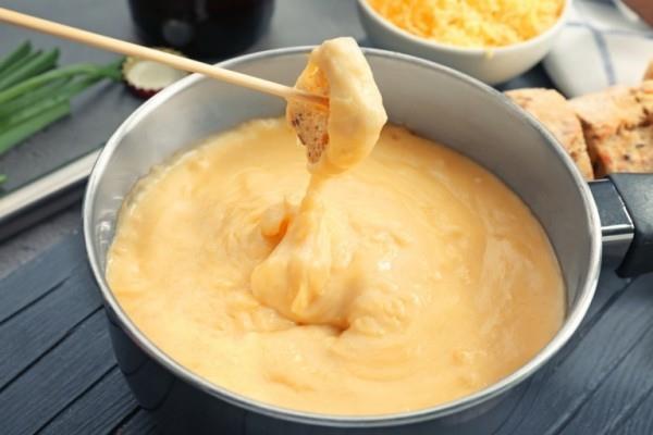Olutjuuston fondue -kastikepuikko krutonkeja juhlallinen menu