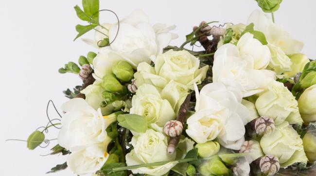 Eri juhlatilaisuuksissa, erityisesti häissä, kauniit pöytäkoristeet on suunniteltu herkillä valkoisilla kukilla.