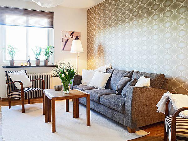 Korostetut seinäefektit olohuoneen harmaa sohvapöytä