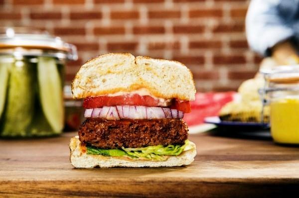 Beyond Meat tarjoaa kasvisruokaa, jossa on korkeampi proteiinipitoisuus kuin liha, hampurilainen, joka on leikattu puoliksi kasvislihaan