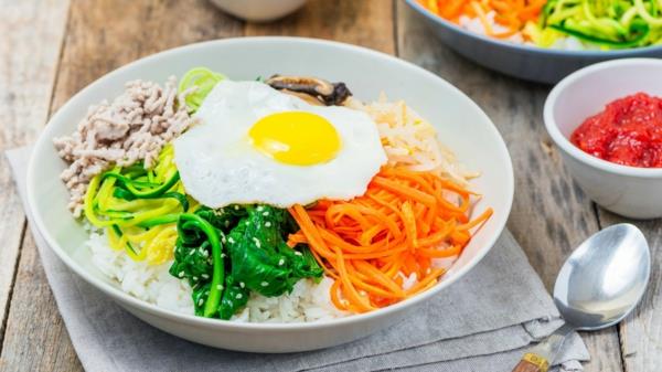 Bibimbap resepti riisipannu vihannekset paistettu muna