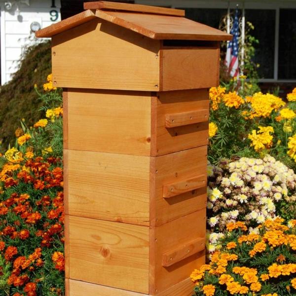Rakenna mehiläispesä Mehiläishoitaja rakentaa mehiläispesän itse