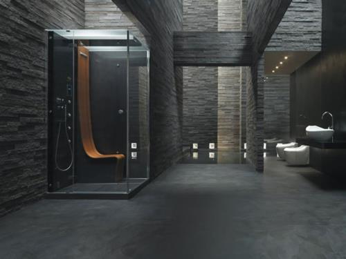 Kuvia innovatiivisista höyrysuihkuista kylpyhuoneen karkeista seinistä