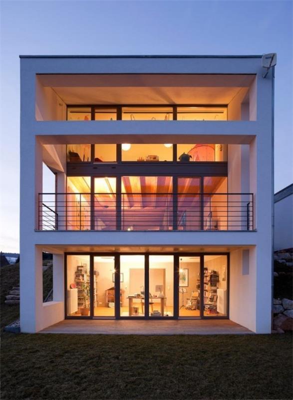 Näytön muotoiset modernit talot