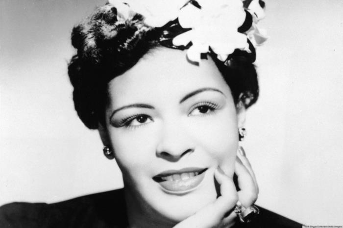 Billie Holiday Updo kukilla 50 -luvun kampaus