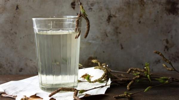 Koivuvesi juomalasi kirkas neutraalin makuinen koivunmahovaikutus