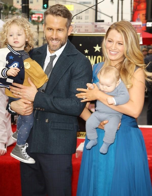 Blake Lively ja Ryan Reynolds Walk of Famella kahden tyttärensä kanssa vuonna 2016