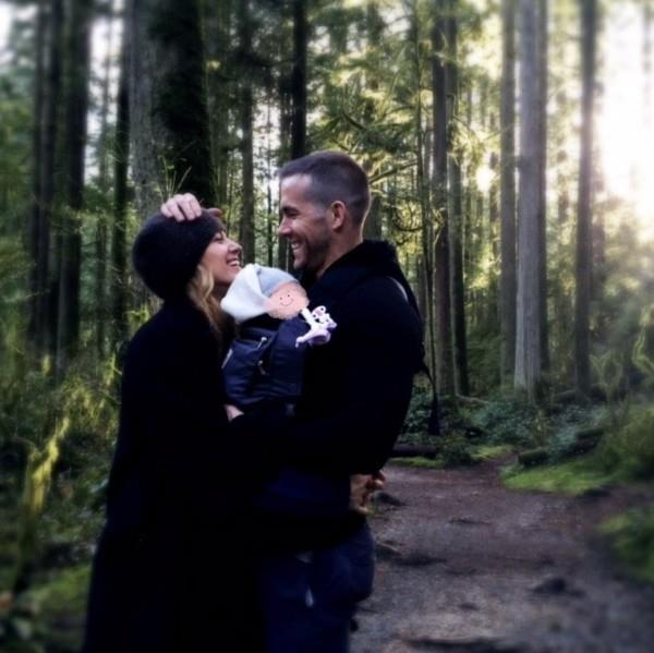 Blake Lively ja Ryan Reynolds ensimmäinen valokuva vauvasta numero kolme kävellessään metsässä Kanadassa