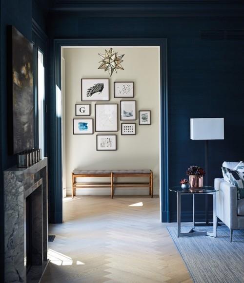 Sinivalkoinen kontrastina mielenkiintoisia seinäkuvioita runkohuoneen yksityiskohdissa