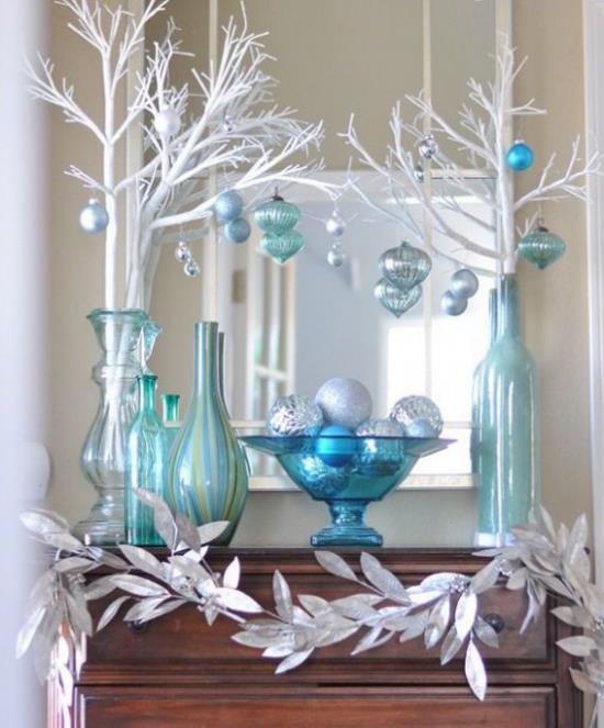 Siniset ja hopeiset joulu- ja uudenvuodenjuhlat koristejärjestelyt maljakot valkoiset oksat riipukset hopeisen lehtien seppele
