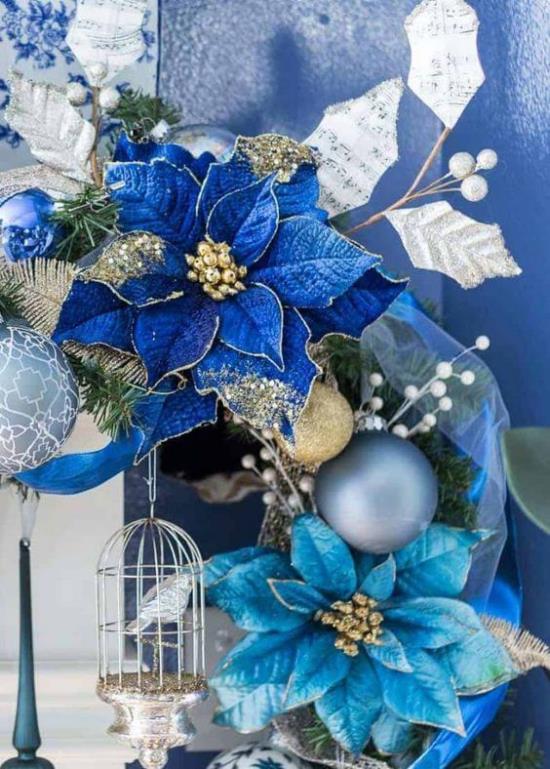 Sininen ja hopeinen joulun ja uudenvuodenaaton sisustusjärjestely sinisistä joulutähti -kukista on erittäin houkutteleva