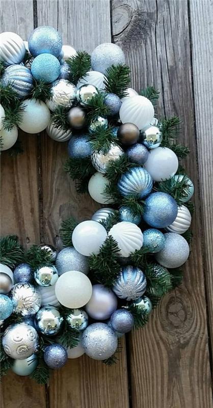 Sininen ja hopeinen joulu ja uudenvuodenaatto juhlivat joulukuusta olohuoneessa kauniisti koristeltuina paljon glamouria ja hohtoideoita