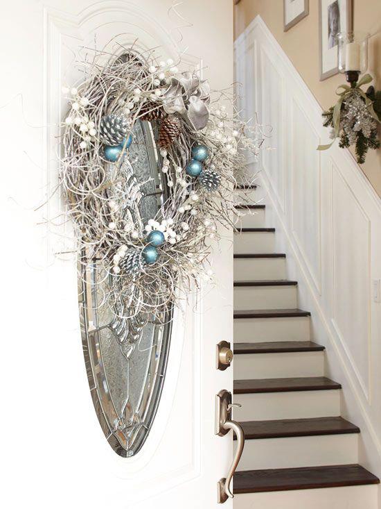 Sininen ja hopea Joulun ja uudenvuodenaaton joulukoristeiden kunniaksi käytävällä houkutteleva hopea- ja jäänsininen värisuola sopii täydellisesti yhteen