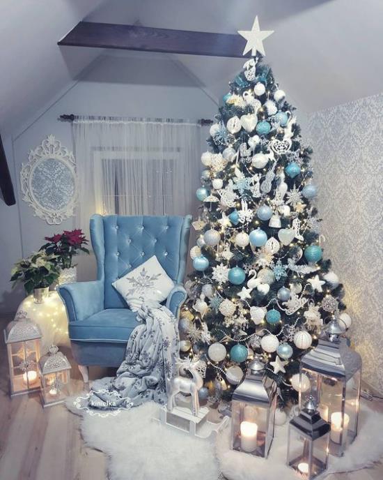 Sininen ja hopeinen joulu- ja uudenvuodenaatto Huone rinteen alla vaaleansiniset sävyt Harmaalla hopealla on rauhoittava vaikutus