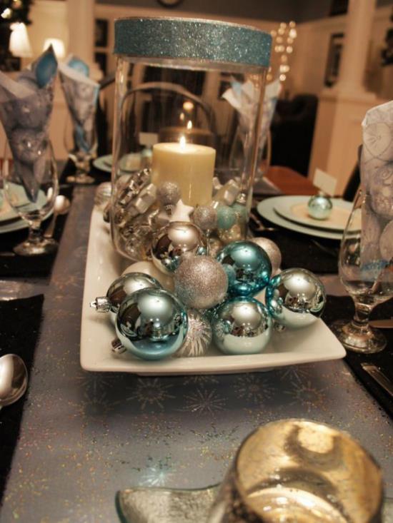 Sininen ja hopeinen joulu ja uudenvuodenaatto juhlivat juhlallisia, tehokkaita pöytäkoristeita kimaltelevilla palloilla pöydän keskellä