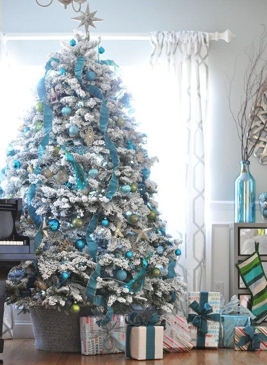 Sininen ja hopea Joulua ja uudenvuodenaattoa juhlien korkea, ylellisesti koristeltu joulukuusi näyttää tyylikkäältä ja raikkaalta