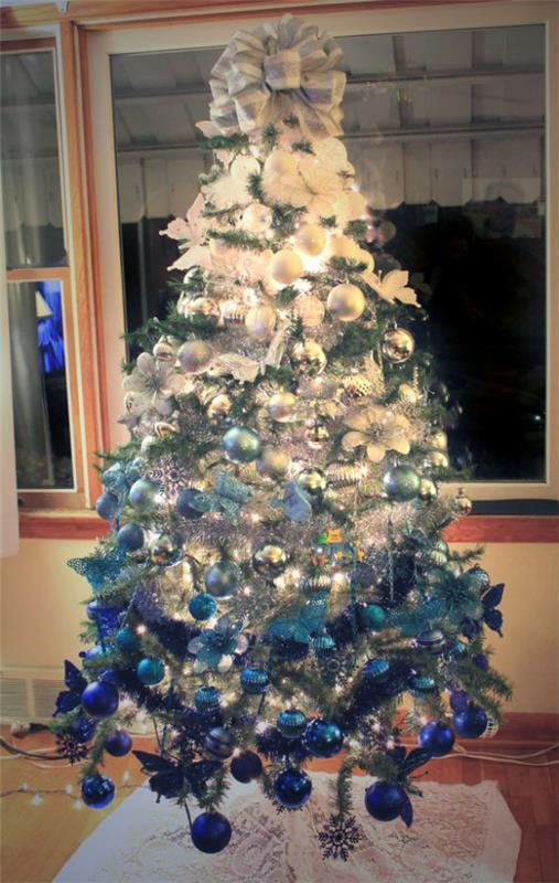 Siniset ja hopeiset joulu- ja uudenvuodenjuhlat kauniisti koristeltu joulukuusi ombre näyttää wow -vaikutteelta