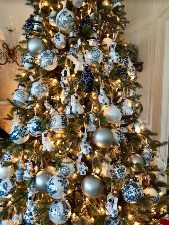 Sininen ja hopea joulu- ja uudenvuodenjuhlat kauniisti koristeltu joulukuusi lukuisia palloja