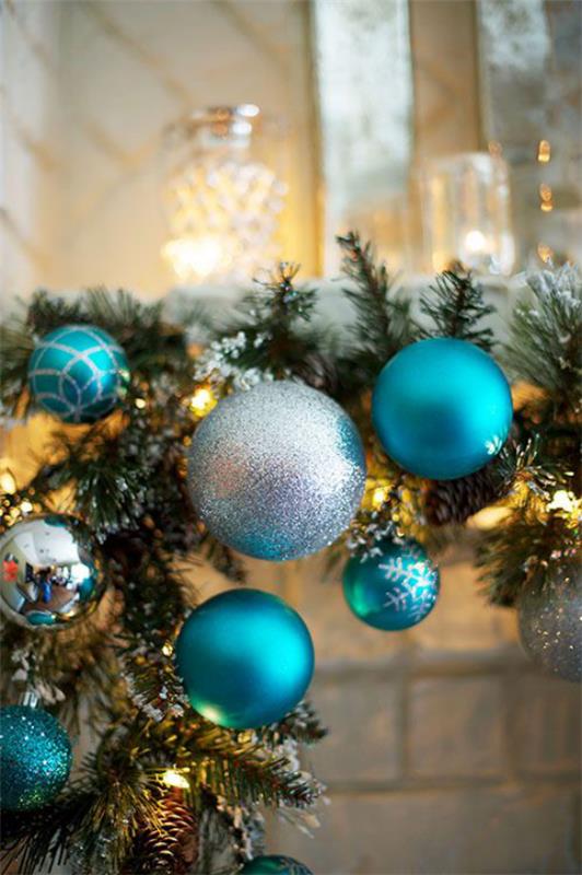 Sininen ja hopea Juhli joulua ja uudenvuodenaattoa kauniit joulukoristeet saavat joulukuusi hohtamaan