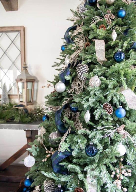 Sininen ja hopeinen joulu ja uudenvuodenaatto kauniisti koristeltu joulukuusi katseenvangitsija