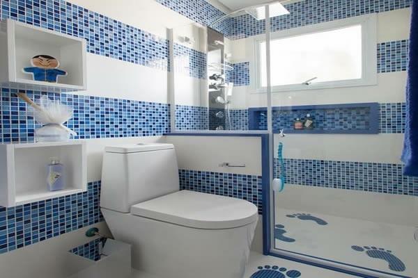 Sinivalkoinen konsepti uudistaa kylpyhuoneen