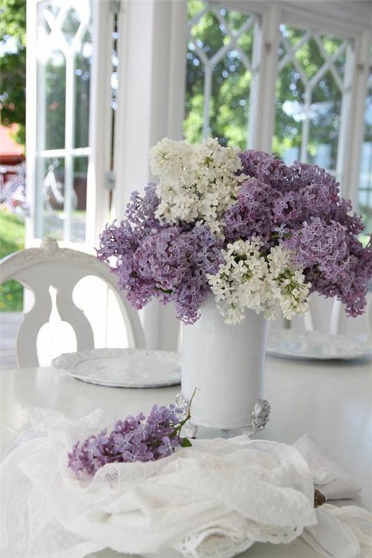 Kukka -asetelmia ja kauniita violetin tuoksun kimppuja