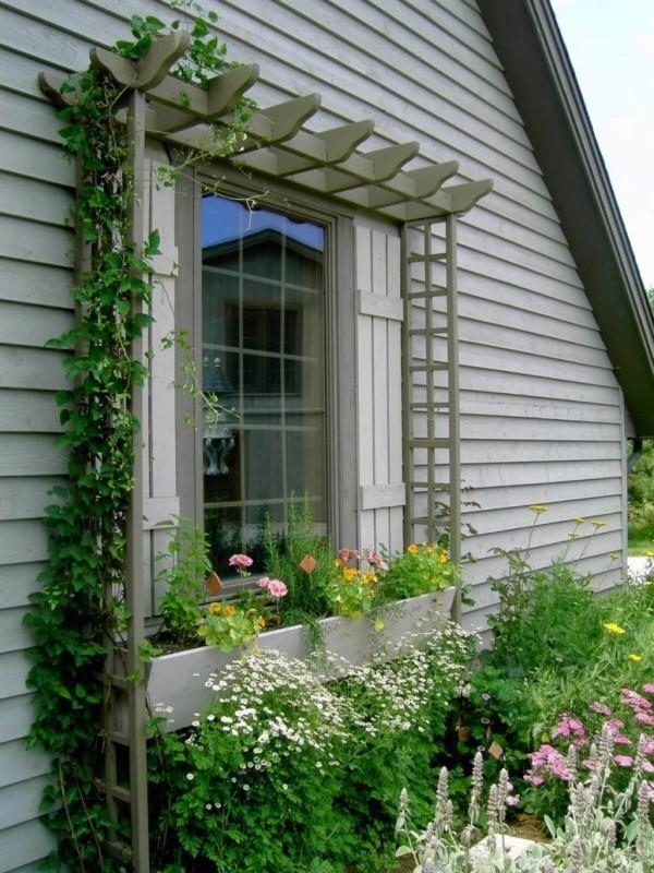Kukkalaatikko ikkunalaudalla ja ristikko yhdistää paljon vihreää